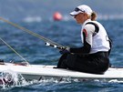 KLIDNÁ VODA. eská jachtaka Veronika Fenclová jede v olympijském závod.