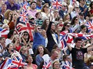 SKÁKEJTE! Brití fanouci podporují domácí drustvo jezdc v parkurovém skákání