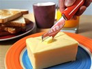 Vyhívaný n si poradí s máslem z ledniky.