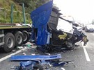Váná nehoda dvou osobních aut a dvou kamion na 20. kilometru dálnice D1.