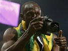 Jamajský sprinter Usain Bolt si po svém vítzství v olympijské dvoustovce v