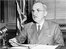 Harry Truman promlouvá k médiím v roce 1945 