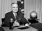 Harry Truman na snímku z 1. záí 1945 oznamuje národu kapitulaci Japonska