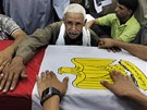Píbuzní jednoho ze zabitých voják na Sinaji truchlí u jeho rakve (7. srpna