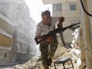 Voják Syrské osvobozenecké armády ve tvrti Salahaddín ve mst Aleppo (7....