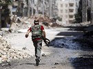 Voják Syrské osvobozenecké armády ve tvrti Salahaddín ve mst Aleppo (7.