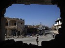 Válkou zniená ulice syrského Atarebu nedaleko Aleppa (5. srpna 2012)