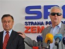 Senátor Vladimír Dryml (vlevo) oznámil 2. srpna 2012, že odchází z ČSSD a bude