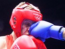 ech Zdenk Chládek (v erveném) boxoval v prvním kole olympijských her proti