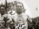 12 medailí - finský běžec Paavo Nurmi (vpravo)