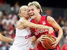 Basketbalistka Hana Horáková pi souboji s Chorvatkou Andjou Jelaviovou (1.