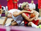 Basketbalistka Hana Horáková pi souboji s Chorvatkou Andjou Jelaviovou (1....