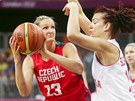 Basketbalistka Petra Kulichová pi souboji s Chorvatkou Ivou Sliskoviovou (1.
