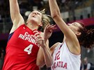 Basketbalistka Jana Veselá pi podkoovém souboji s Chorvatkou Ivou