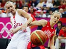 Basketbalistka Kateina Bartoová pi souboji s Chorvatkou Andjou Jelaviovou