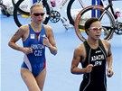 Češka Vendula Frintová a Japonka Mariko Adačiová při olympijském triatlonu (4.