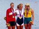 Zlatá skifařka Mirka Knapková (uprostřed), stříbrná Dánka Erichsenová (vlevo) a...