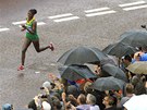 Etiopanka Tiki Gelanaová si v londýn dobhla pro olympijské zlato z maratonu.