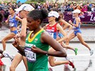 enský olympijský maraton vyhrála Etiopanka Tiki Gelanaová (uprosted v