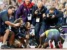 V HLEDÁKU. Olympijský vítz Usain Bolt líbá po závodu na 100 metr beckou