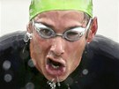 Brit Stuart Hayes vylézá z vody pi finálovém závodu muského triatlonu. (7.