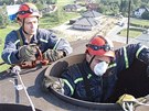 Jeden z hasiských lezc se spustil dovnit za ápem. (2. srpna 2012)