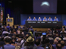 Tisková konference 6.8.2012 po úspném pistání Curiosity na Marsu. Na plátn