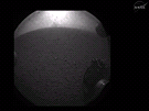Pohled z pední kamery vozítka Curiosity. Drobné teky na horizontu je zvíený...