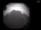 Pohled ze zadní kamery vozítka Curiosity. Rover vyfotografoval svj vlastní...