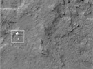 Curiosity pistává, snímek ze sondy Mars Reconnaissance Orbiter (zkrácen MRO) 