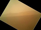 První barevná fotografie poízená vozítkem Curiosity po pistání na Marsu 6. 8....