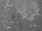 Curiosity při pohledu z oběžné dráhy Marsu. Snímek pořízený sondou MRO...