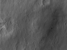 Vozítko Curiosity (ta výrazná teka s erným lemováním umístná piblin...