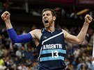 Argentinský basketbalista Andres Nocioni se raduju po tvrtfinálovém triumfu