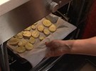 Plech s bramborovými plátky strte do trouby vyháté na 200 °C, nechte je péct...