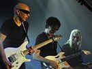 Kytaristé (zleva) Joe Satriani, Steve Vai a Steve Morse vystoupil 31. 7. 2012 v