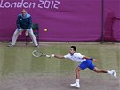 DOSÁHNE? Srbský tenista Novak Djokovi se snaí dosáhnout na míek. Olympijský
