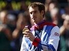 S MEDAILÍ. Olympijský vítz Andy Murray se chlubí medailí.