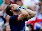 NEMŮŽE TOMU UVĚŘIT. Britský tenista Andy Murray si schovává tvář, právě vyhrál