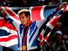 BRITSKÝ TRIUMF. Tenista Andy Murray slaví s britskou vlajkou olympijskou zlatou