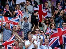EUFORIE V HLEDIŠTI. Britští fanoušci si náležitě užívali triumf tenisty Andyho