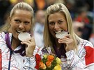 ÚSMV! eské tenistky Lucie Hradecká (vlevo) a Andrea Hlaváková pózují se