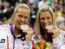 ÚSMĚV! České tenistky Lucie Hradecká (vlevo) a Andrea Hlaváčková pózují se...