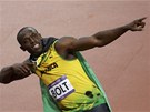 VÍTZNÉ GESTO. Usain Bolt si zlato ve sprintu na 100 metr uíval. Fotografm