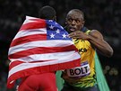 BLAHOPÁNÍ. Americký sprinter Justin Gatlin blahopeje jamajskému atletovi