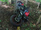Motocykl náraz odmrtil mezi stromy. Motorká utrpl tká zranní.