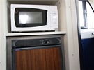 Jedna kabina strojvedoucího je vybavena malou chladnikou a mikrovlnou troubou