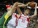 Ruský basketbalista Andrej Kirilenko (vpravo) v souboji s  Jonasem