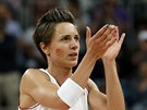 DOBE JÁ. Francouzská basketbalistka Céline Dumercová tleská fanoukm,...