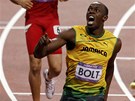 RADOST. Usain Bolt slaví dalí velké olympijské vítzství. Tentokrát na trati